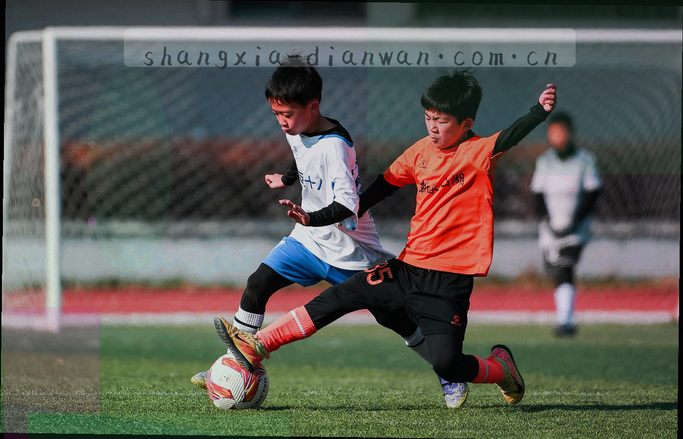 桌面屏幕上的分类资料列表界面示意，深色主题配青色索引编号，不出现真实软件界面痕迹